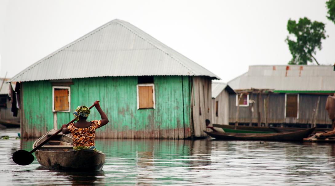 Mujer local se dirige a su hogar tras las inundaciones causadas por el Ciclón Idai en Mozambique. Voluntarios de Projects Abroad pueden ayudar comunidades de Mozambique con ayuda en catástrofes tras el Ciclón Idai.